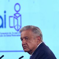 AMLO llama a senadores a no titubear y desaparecer el INAI