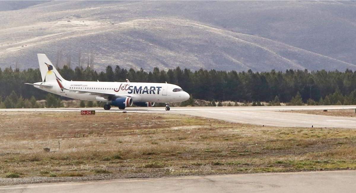 Avión de JetSmart aterrizando en el aeropuerto Chapelco de San Martín de los Andes. Fuente: (Angostura Digital)