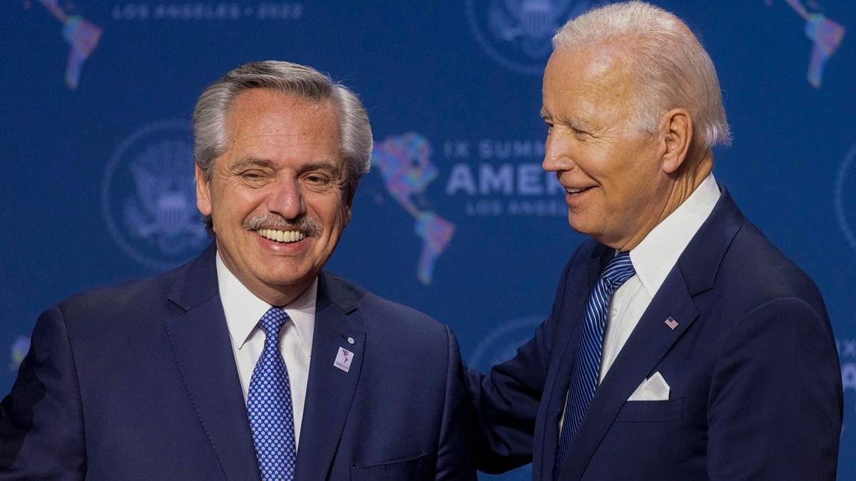 Alberto Fernández  y Joseph Biden en la Cumbre de las Américas. Fuente: (Infobae)