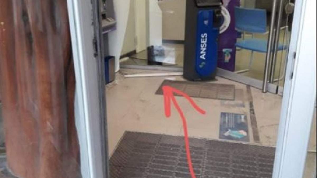 Los daños provocados por el sujeto en el interior del sector de cajeros automáticos. Fuente: (La Angostura Digital)
