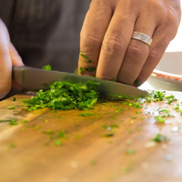 Dejá tu tabla de cocina como nueva: mirá cómo limpiarla sin rayarla y con cosas que ya tenés en casa