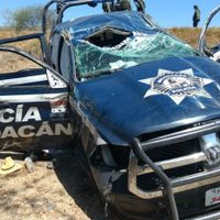Volcadura de patrulla deja un agente muerto y 11 lesionados en Michoacán