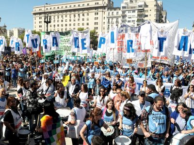 Docentes suspenden el paro tras convocatoria a paritarias