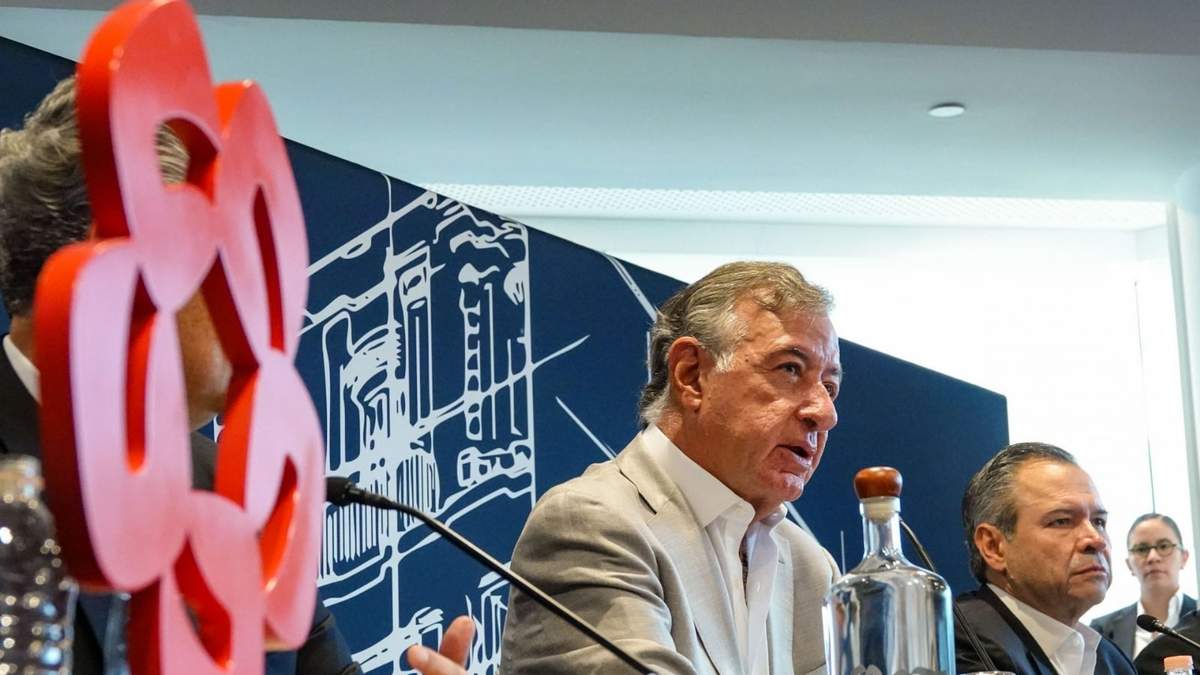 El empresario Fernando Chico Pardo y Manuel Romo, director general del Grupo Financiero Banamex, con conferencia en septiembre pasado