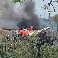 Tragedia aérea en India: se estrelló un avión con 242 pasajeros