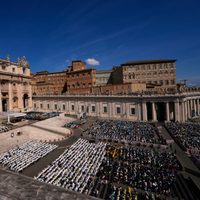 Fieles católicos rinden homenaje al papa Francisco mientras su tumba en Roma abre al público