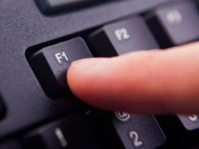 Si tenés un teclado de computadora viejo o roto, no lo tires: así de fácil podés crear este portarretrato con mucha onda