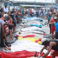 Trasladan más de 50 cuerpos a una plaza tras el mortífero operativo policial