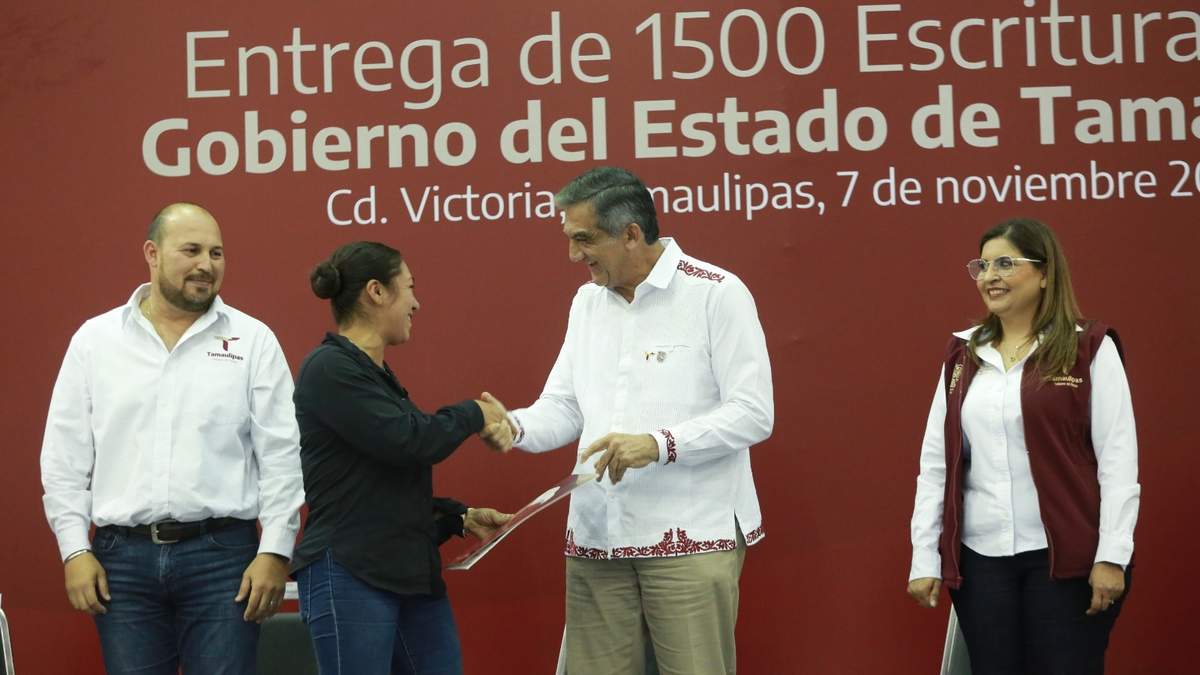 Entrega Américo escrituras a 1,500 familias tamaulipecas