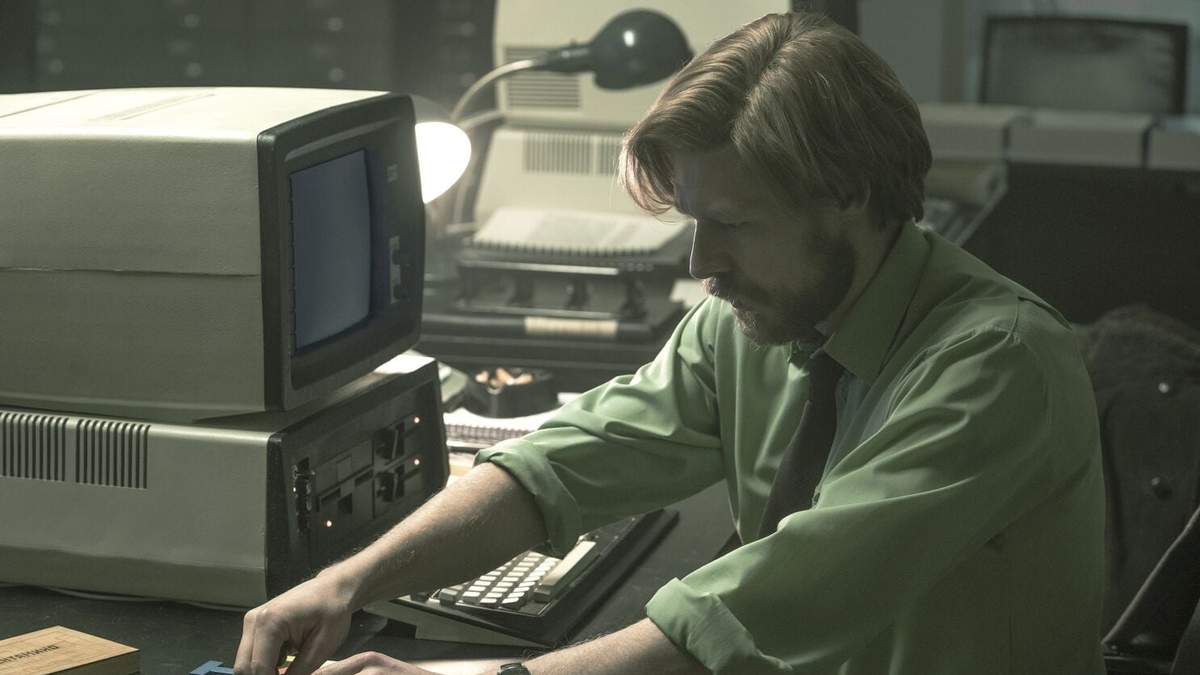 Esta imagen proporcionada por Apple TV+ muestra a Nikita Efremov, en una escena de la película "Tetris", que se estrena el 31 de marzo