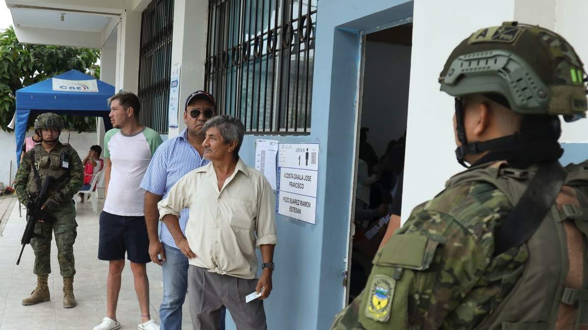 Militares vigilan una de las casillas donde se llevó a cabo la consulta popular