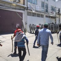 Se enfrentan maestros de CETEG y Guardia Nacional; amagan con irrumpir en bodega del INE (Video)