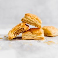 Bocaditos hojaldrados de espinaca y queso: ideales para picotear en la merienda o entre amigos