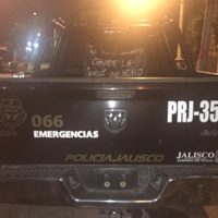 Sujetos incendian patrullas, lanzan granada a policías y dejan narcomanta en Zapopan