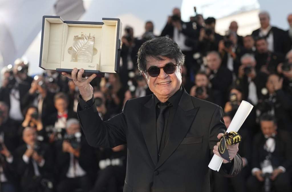 El director Jafar Panahi, ganador de la Palma de Oro por la película "It Was Just an Accident", posa para los fotógrafos en una sesión de fotos en el 78 Festival de cine de Cannes, en el sur de Francia, el sábado 24 de mayo de 2025