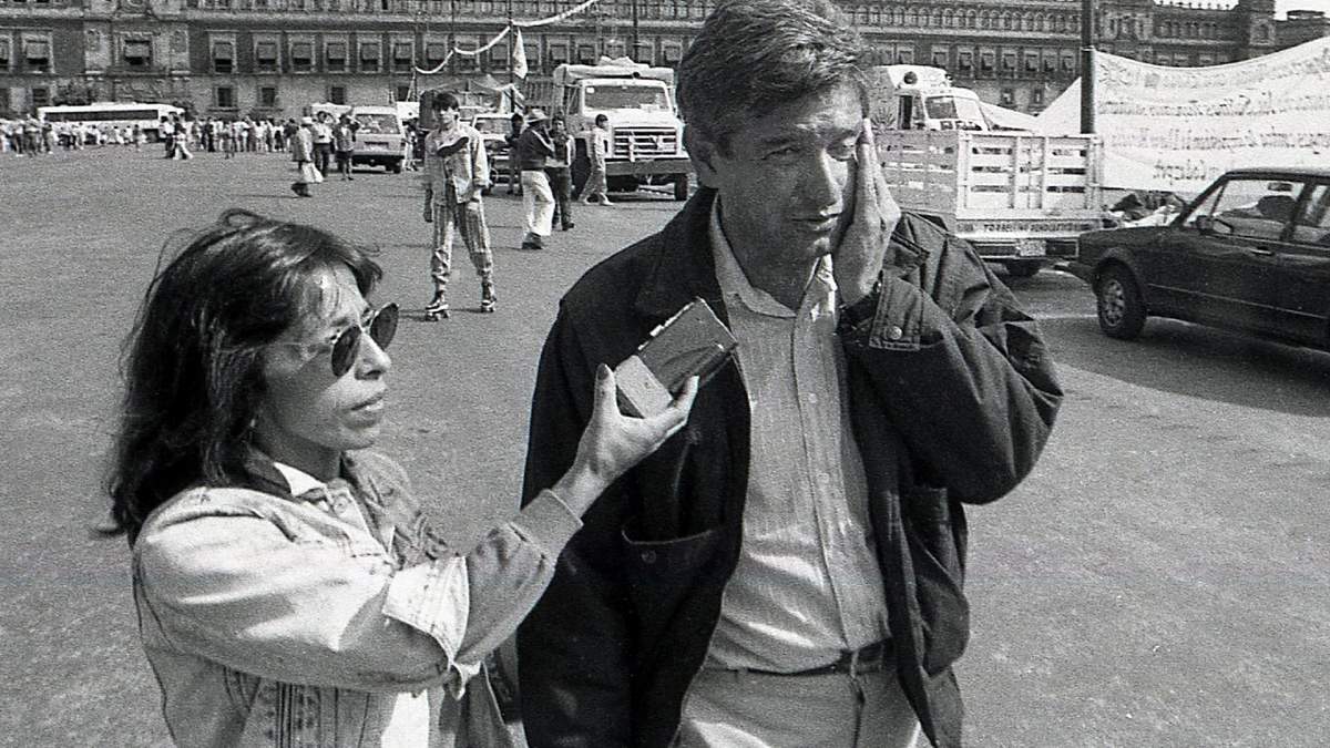 Regina Martínez entrevista al actual presidente mexicano, Andrés Manuel Lopez Obrador, durante su marcha para la democracia, en 1992, Ciudad de México.
