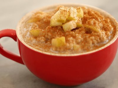 Con 3 ingredientes y en 5 minutos: preparate este postrecito de manzana en el microondas y aluciná