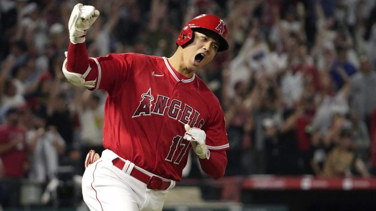 El japonés Shohei Ohtani, de los Angelinos de Los Ángeles, festeja tras conectar un jonrón de dos carreras ante los Yanquis de Nueva York, el 17 de julio de 2023