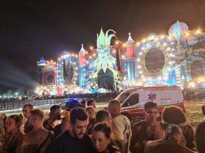 Fuertes ráfagas de viento provocaron una tragedia en un festival de España: se voló parte del escenario