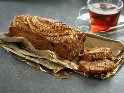 Con las bananas maduras que tenés en casa, hacete este mega budín para el mate y cambiale la onda a tu merienda