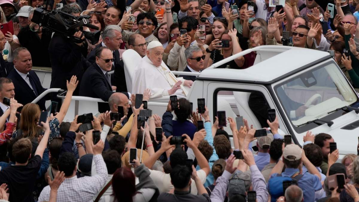 El Papa Francisco recorre la plaza de San Pedro en su papamóvil tras ofrecer la bendición Urbi et Orbi tras una misa de Pascua en la plaza de San Pedro del Vaticano, el domingo 20 de abril de 2025