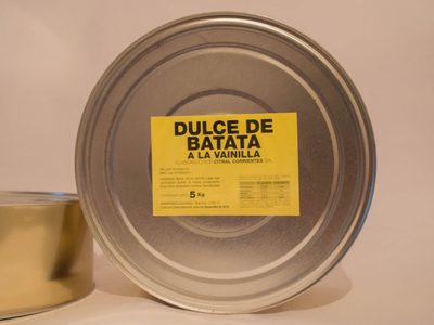 Con esas latas de dulce de batata que siempre tiras, armá esta repisa que parece comprada en un bazar