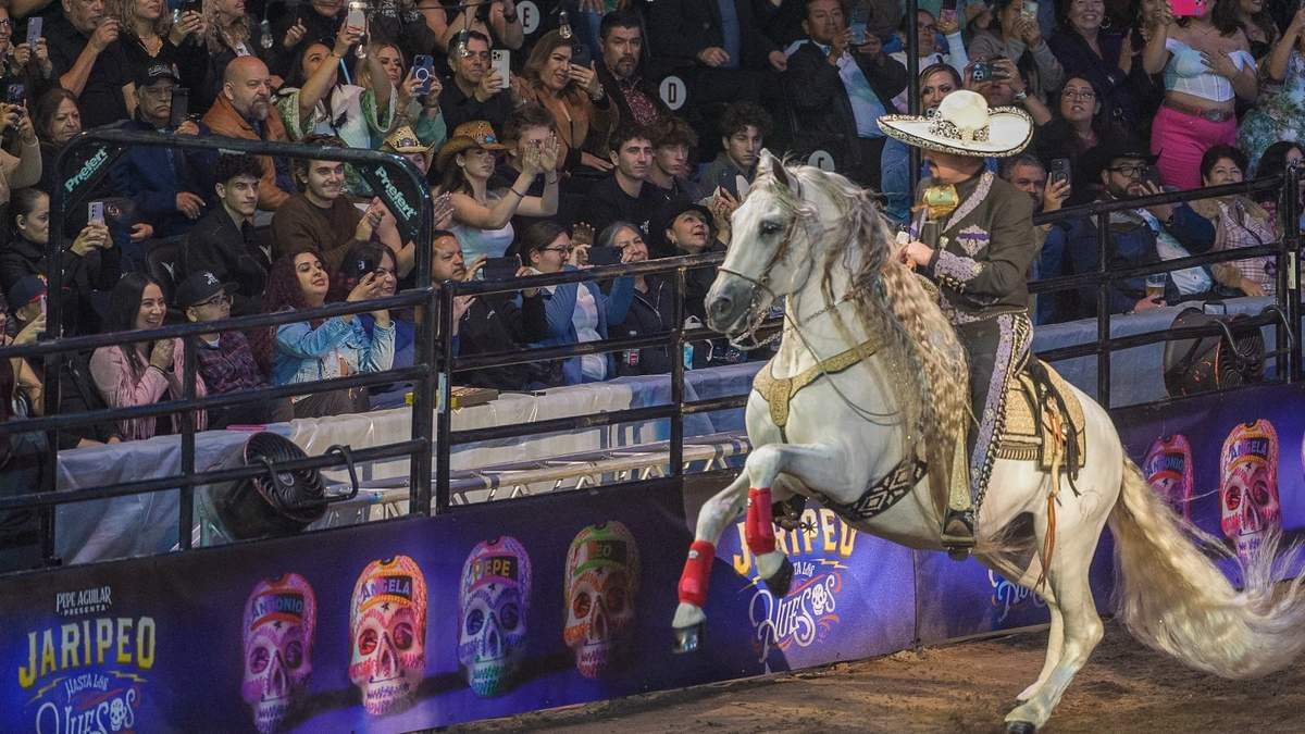 Pepe Aguilar monta a caballo en su espectáculo "Jaripeo hasta los huesos tour 2024"
