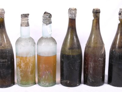 Subastan una botella de whisky que estuvo 40 años en un barco hundido