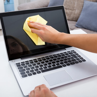 Seguí estos trucos para limpiar la pantalla de tu laptop y dejarla como nueva sin rayarla