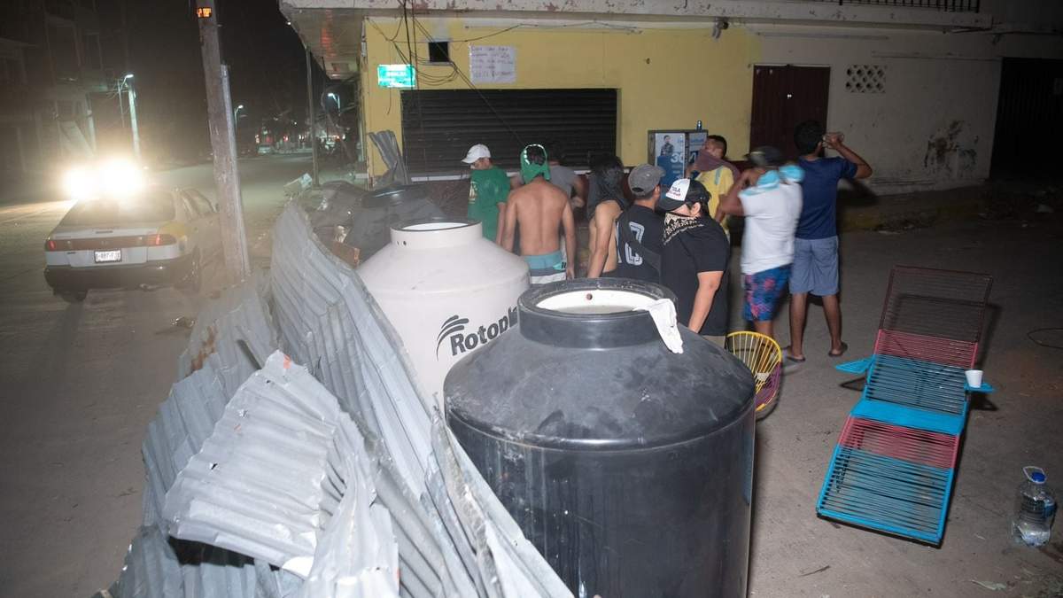 Habitantes de la colonia Progreso, en Acapulco, cierran calles para evitar la rapiña