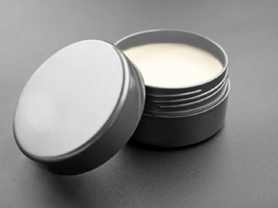 Si se terminó la crema de skincare no tirés el bote: hacé este organizador para el baño súper fácil