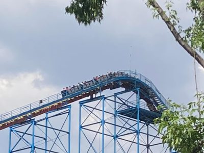 Superman de Six Flags falla y se queda suspendido; no hay lesionados