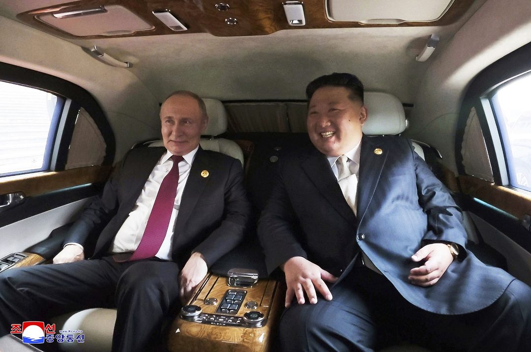 3 de septiembre. Kim Jong-un y Vladimir Putin conversan dentro de un vehículo mientras se desplazan por Pekín. Foto Agencia Central de Noticias de CoreaServicio de Noticias de Corea vía AP)