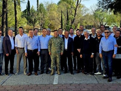 Excluyen a mujeres periodistas de reunión en zona militar de Querétaro; exigen equidad