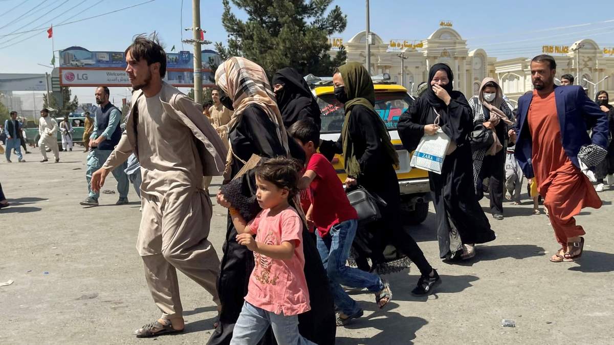 Familias enteras intentan llegar al aeropuerto de Kabul. Fuente: (Twitter)