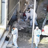 Una mujer muere al explotarle una bomba que iba a colocar afuera de un banco en Grecia