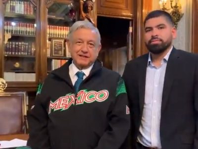 Le llueven críticas a AMLO por video con beisbolista en medio de crisis por ataque a familia LeBarón