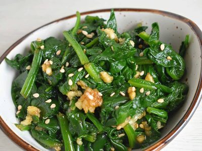 Con muchos nutrientes: el plato de espinacas coreano que se hace en sencillos pasos
