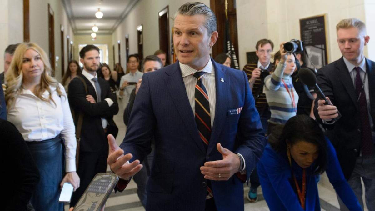 Pete Hegseth, seleccionado por el presidente electo Donald Trump para que sea secretario de Defensa, habla con la prensa tras reunirse con senadores en el Capitolio