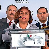 Manzanillo: Griselda Martínez hace campaña "en calidad de rehén"