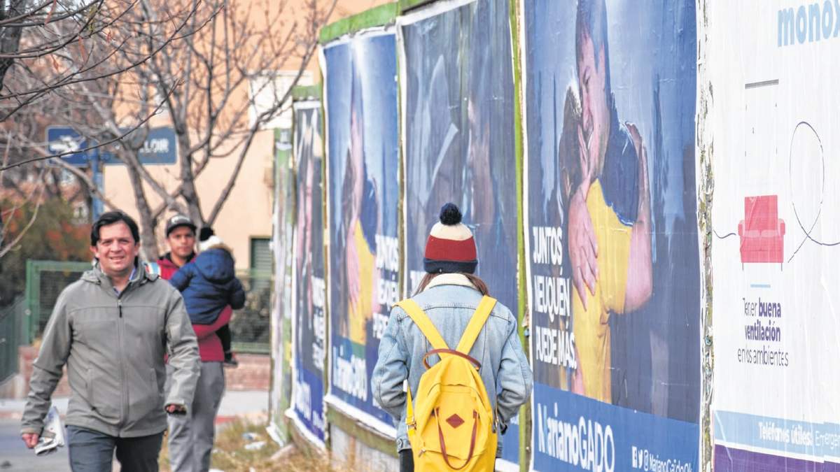 Propaganda política en la vía pública. Fuente: (Twitter)
