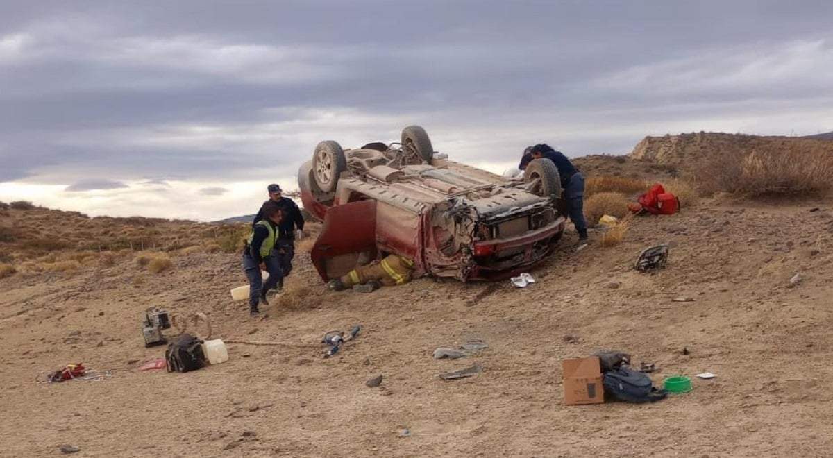 El auto quedó dado vuelta tras el siniestro. Fuente: (FM Patagonia Chos Malal)