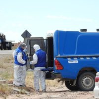 Investigan la muerte de un hombre que estaba en el asiento trasero de un Mercedes Benz estacionado