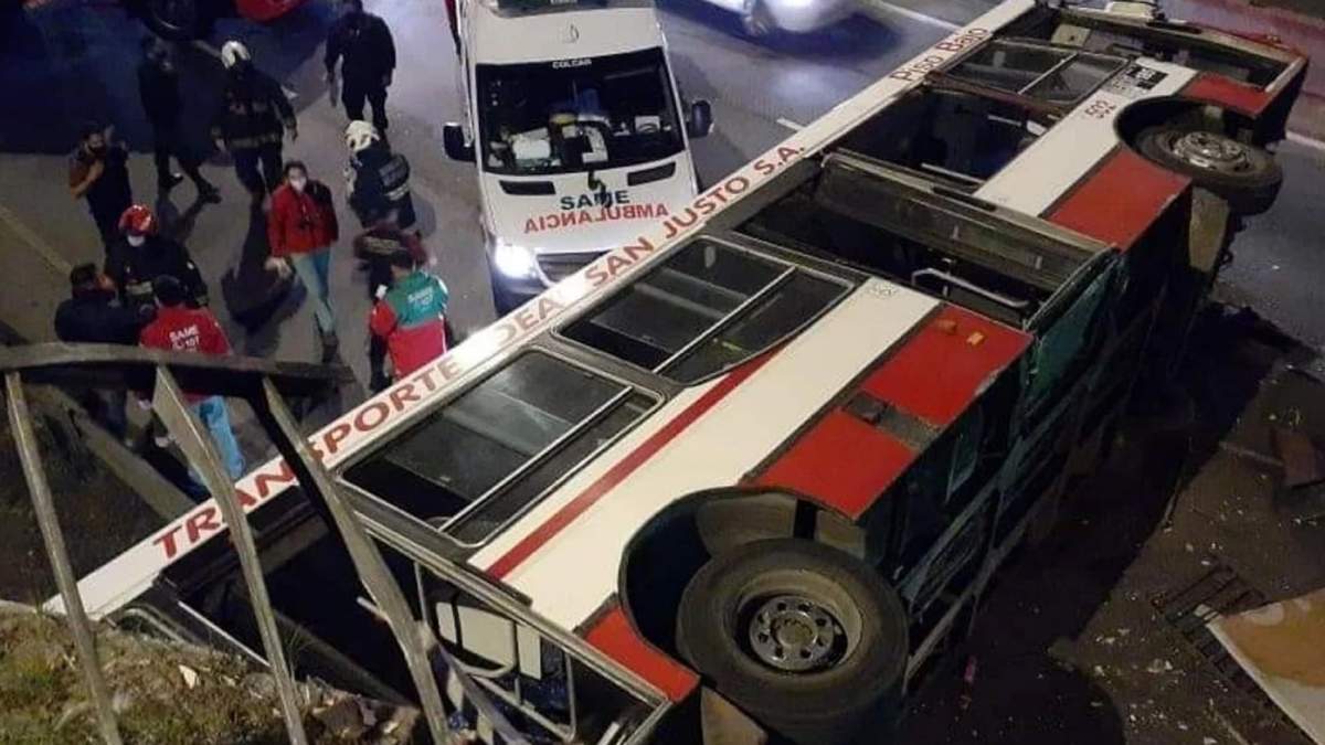 Un colectivo cayó al vacío en la General Paz. Fuente: (Twitter)
