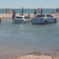 Las Grutas: por la marea, decenas de autos quedaron bajo el agua