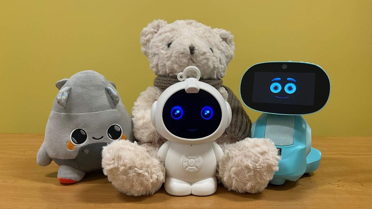 Esta imagen proporcionada por The Public Interest Network muestra juguetes que funcionan con inteligencia artificial probados por defensores del consumidor en PIRG