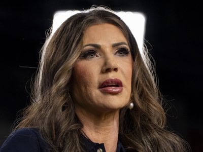 Roban en un restaurante el bolso de Kristi Noem, secretaria de Seguridad de EU