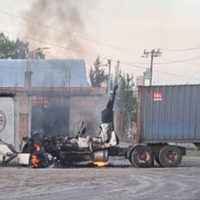 Bloqueos carreteros con vehículos en llamas en Los Altos de Jalisco