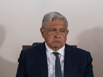 Morena "lanza" etiquetas con imagen de AMLO para cuadernos del regreso a clases