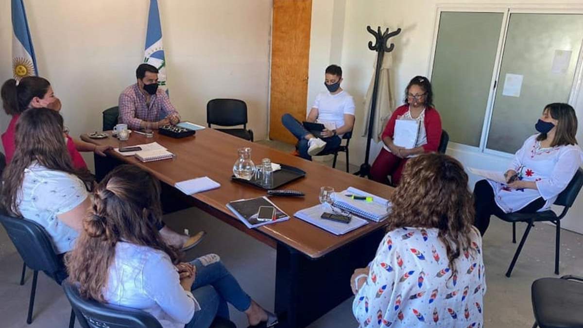 El intendente de Zapala, junto a referentes de Desarrollo Humano. Fuente: (Twitter).